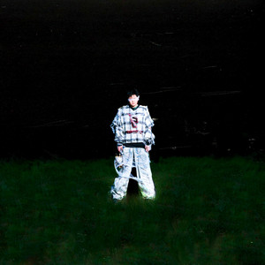 女子蹲下尿裤子的视频
