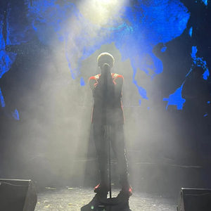 女子蹲下尿裤子的视频
