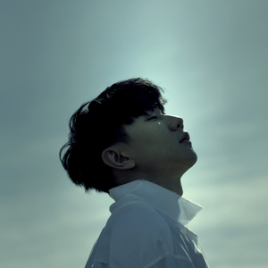 女子蹲下尿裤子的视频
