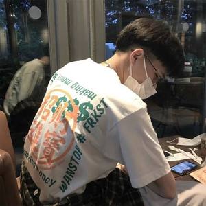 女子蹲下尿裤子的视频
