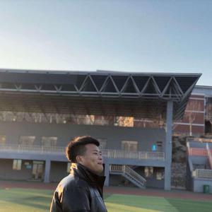 女子蹲下尿裤子的视频
